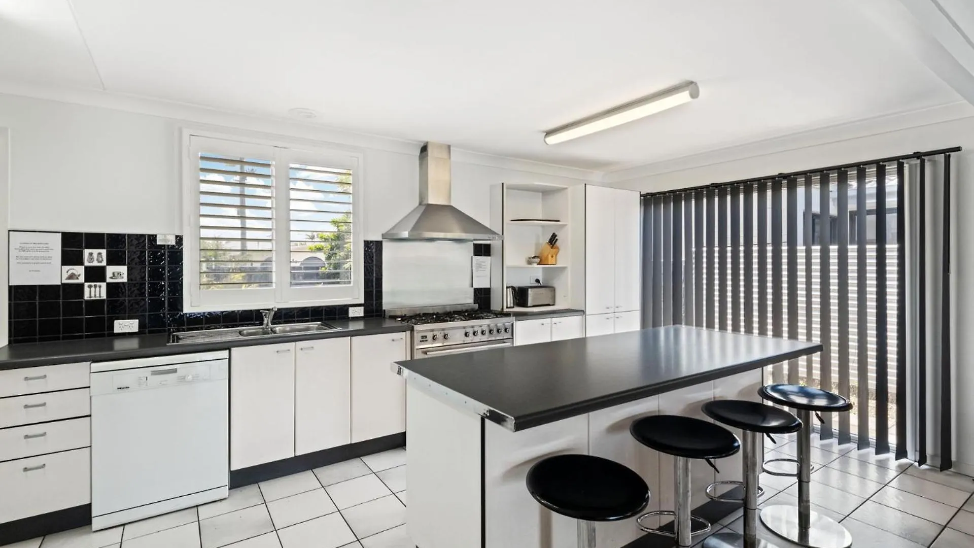 4 Bedroom Home On Canal Mooloolaba Holiday home